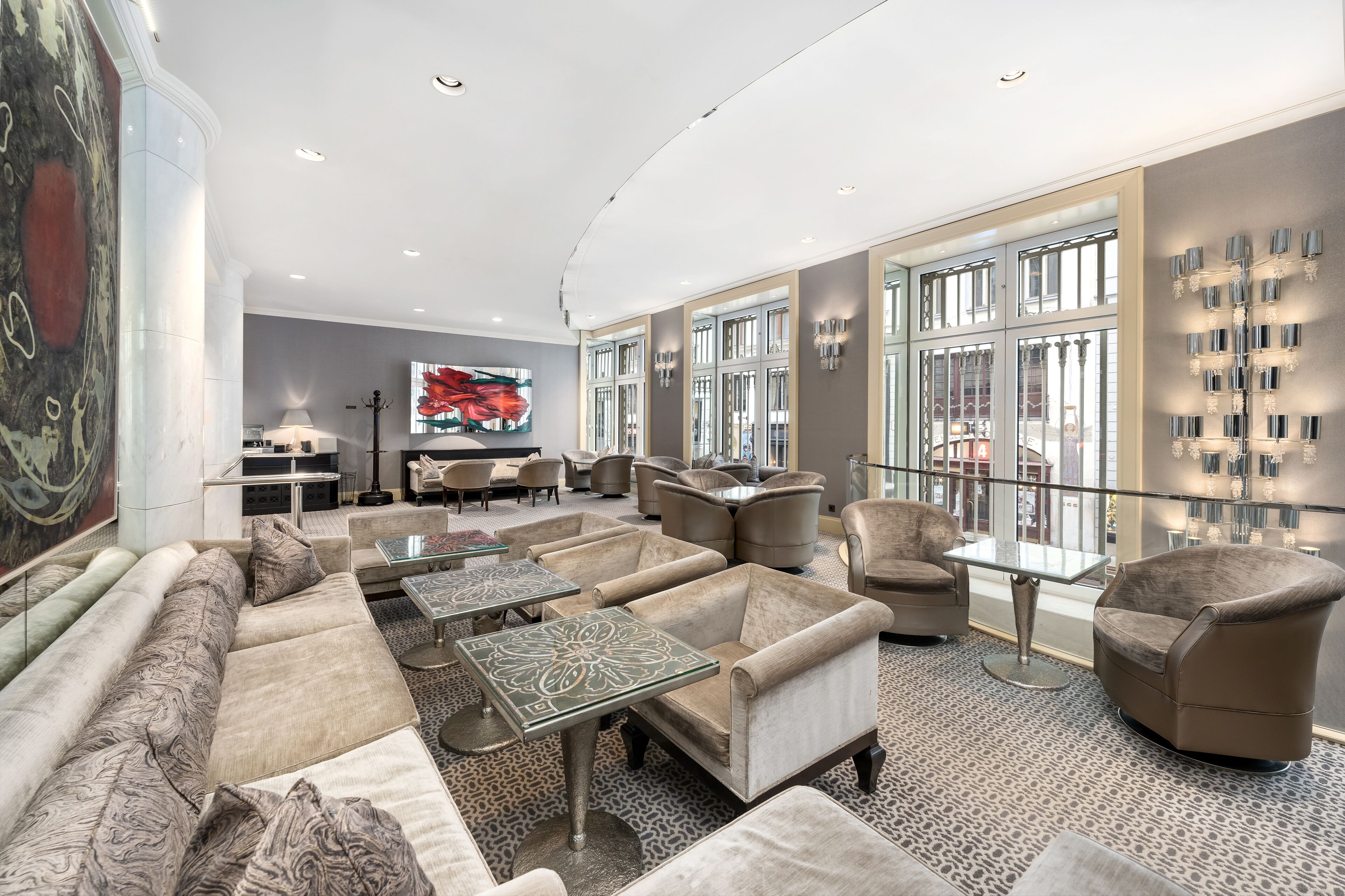 2 bars/lounges, cocktail bar