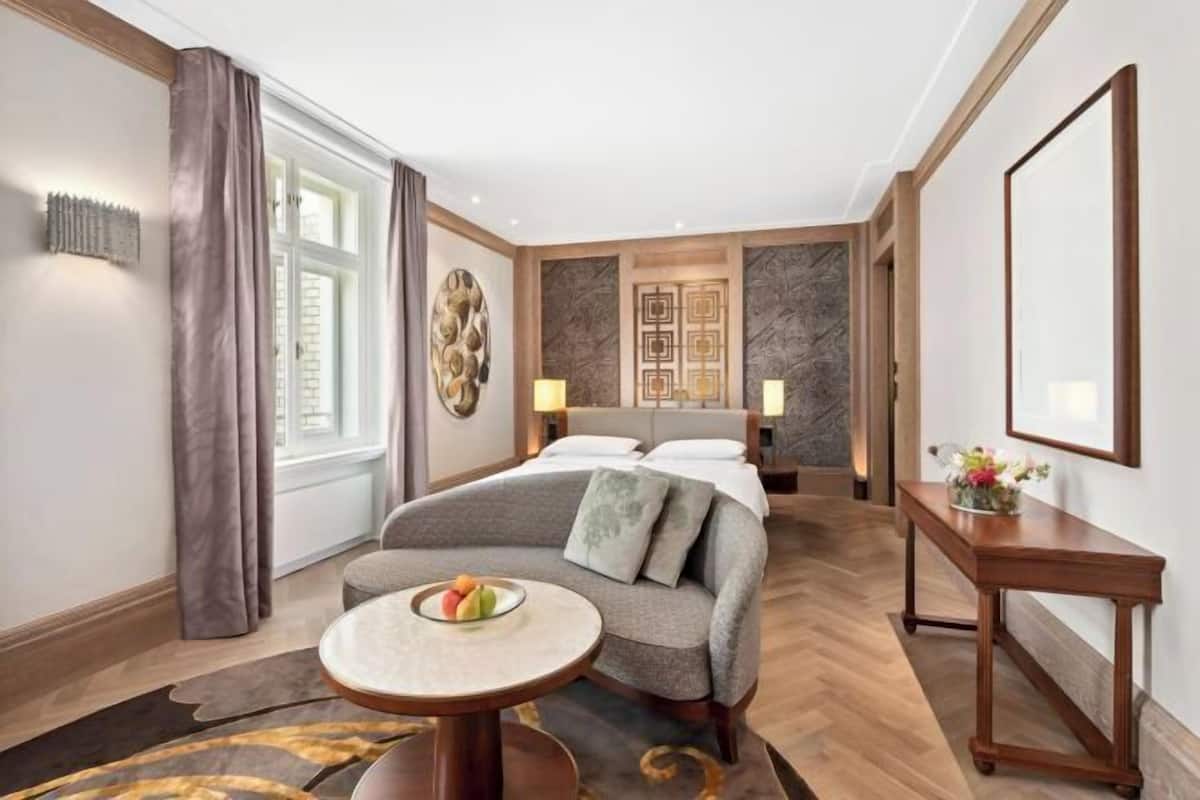 1 bedroom, hypo-allergenic bedding, minibar, in-room safe