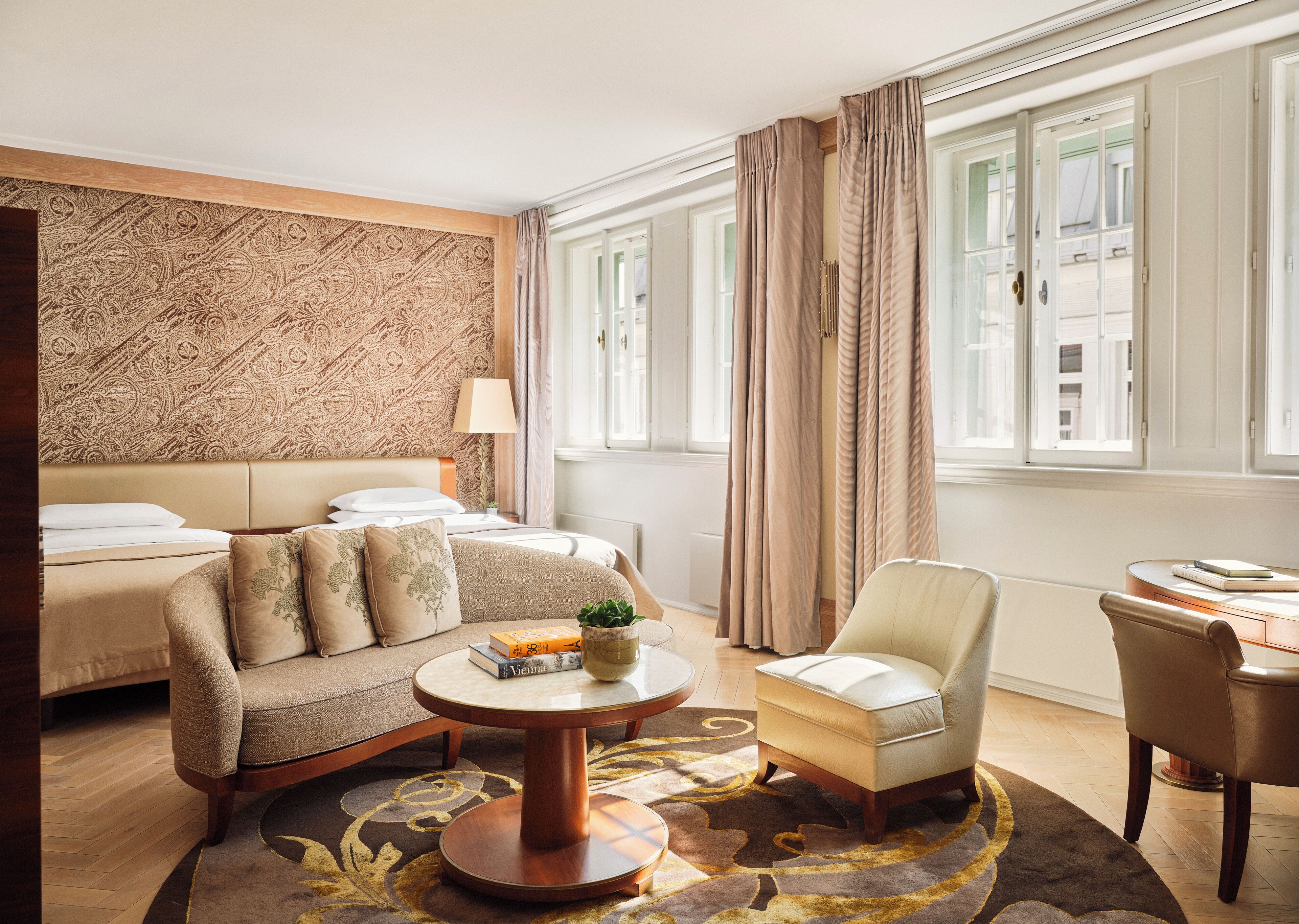 Suite, 2 enkeltsenger | Allergitestet sengetøy, minibar, safe på rommet og individuelt dekorert