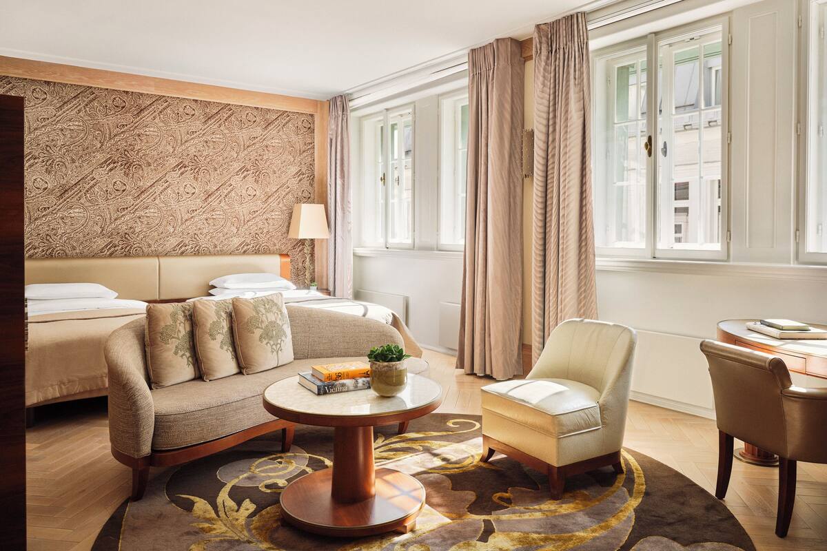 Suite, 2 camas individuales | Ropa de cama hipoalergénica, minibar, caja fuerte y escritorio