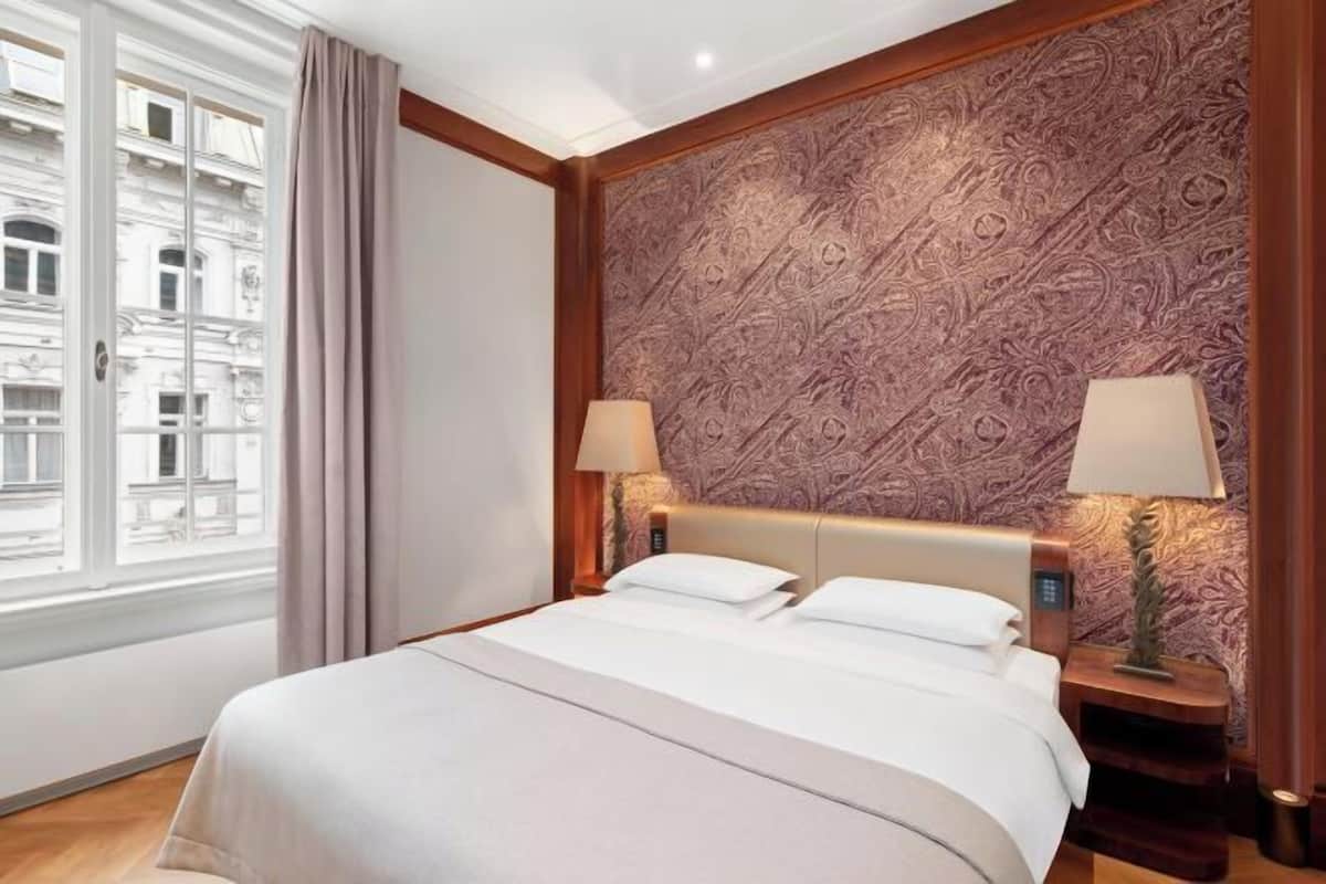 1 bedroom, hypo-allergenic bedding, minibar, in-room safe