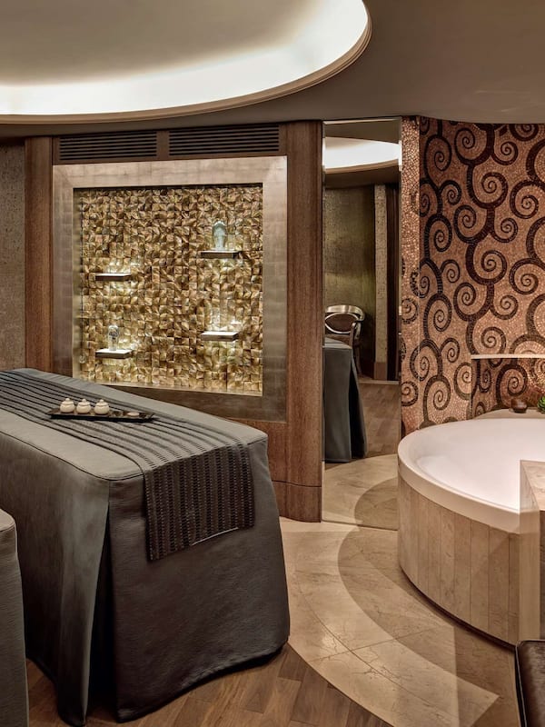 Indoor spa tub