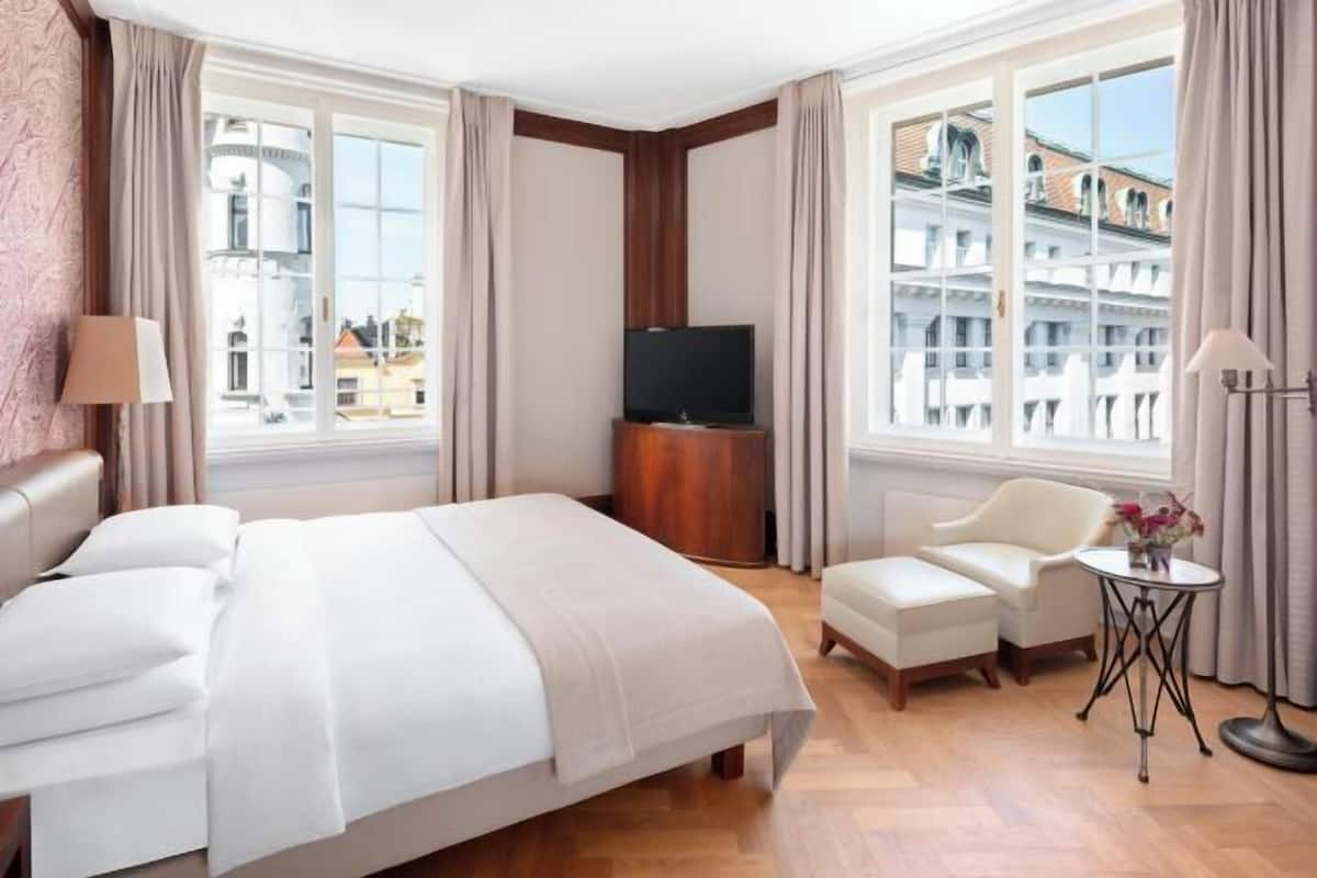 1 bedroom, hypo-allergenic bedding, minibar, in-room safe