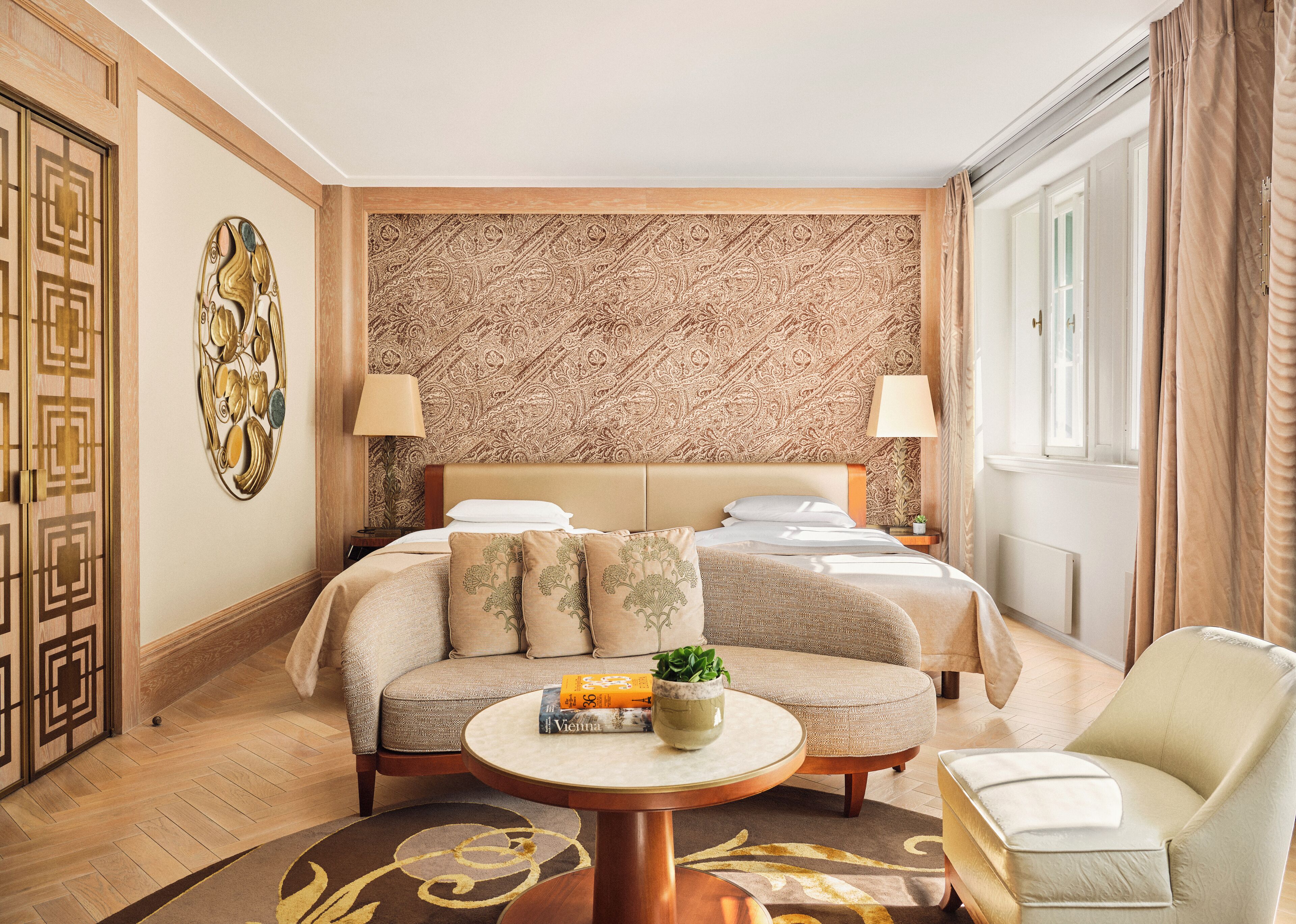 Suite, 2 Tempat Tidur Twin | Seprai antialergi, minibar, brankas, dan didekorasi berbeda-beda