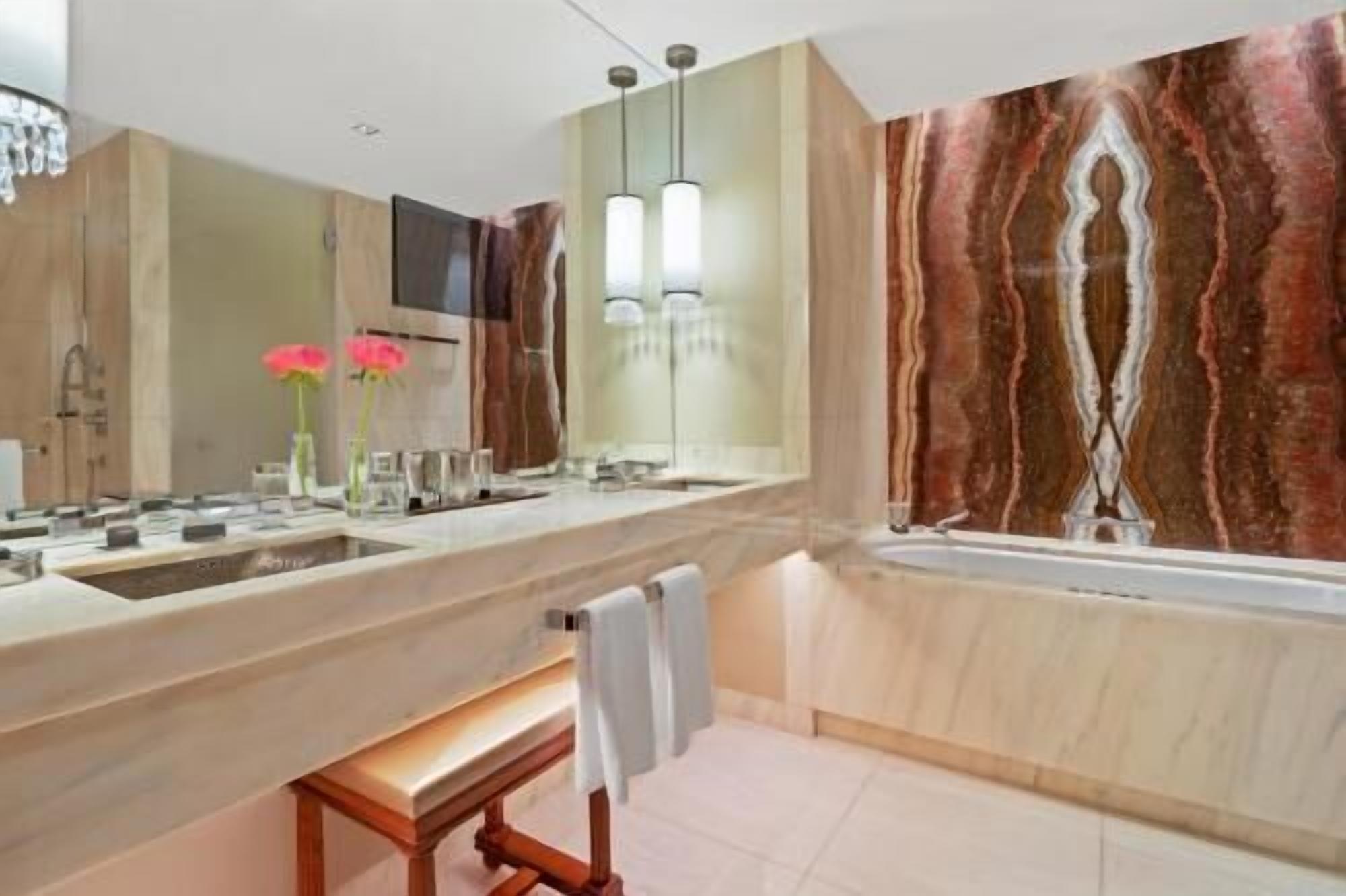 Salle de bain | Baignoire et douche séparées, baignoire relaxante profonde