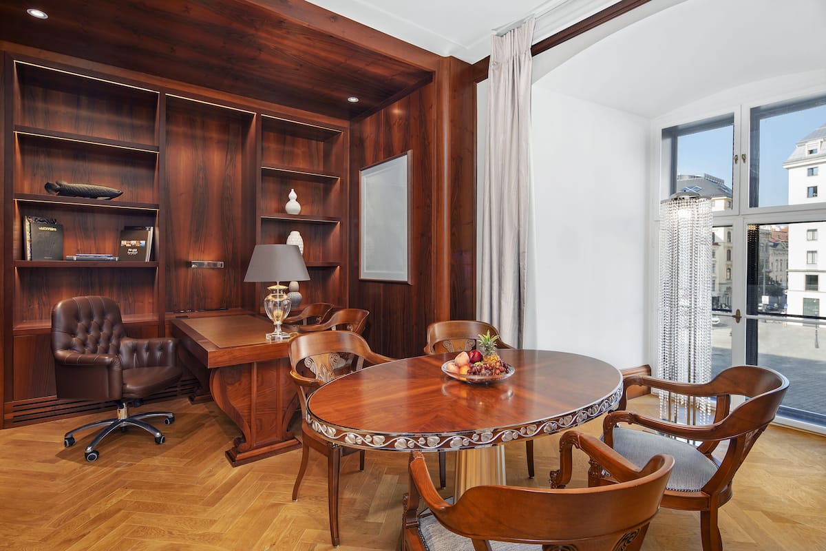 Suite, 3 soverom | Oppholdsområde | LCD-TV, filmkjøp og MP3-dokkingstasjon