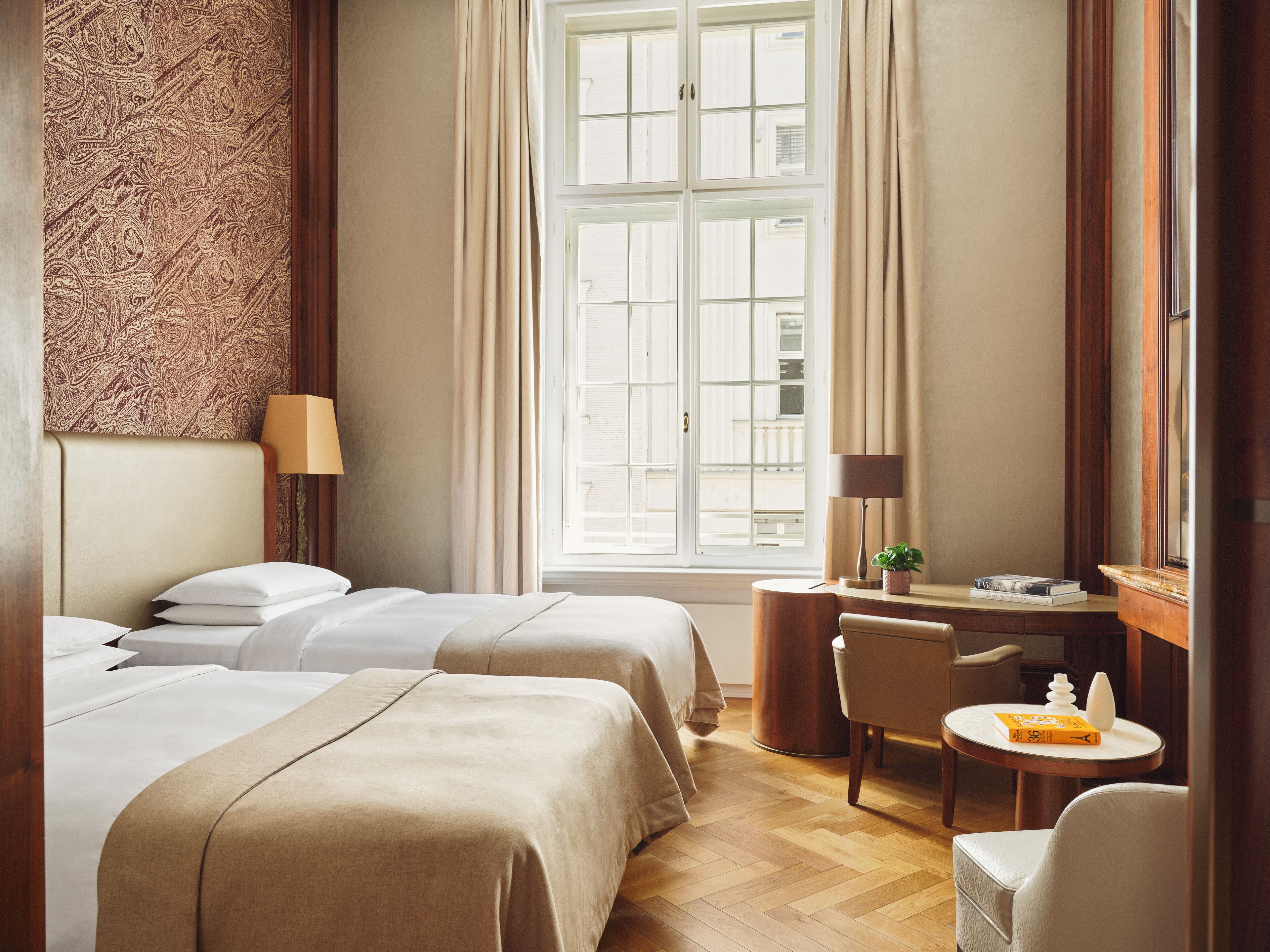 Rom, 2 enkeltsenger | Allergitestet sengetøy, minibar, safe på rommet og individuelt dekorert