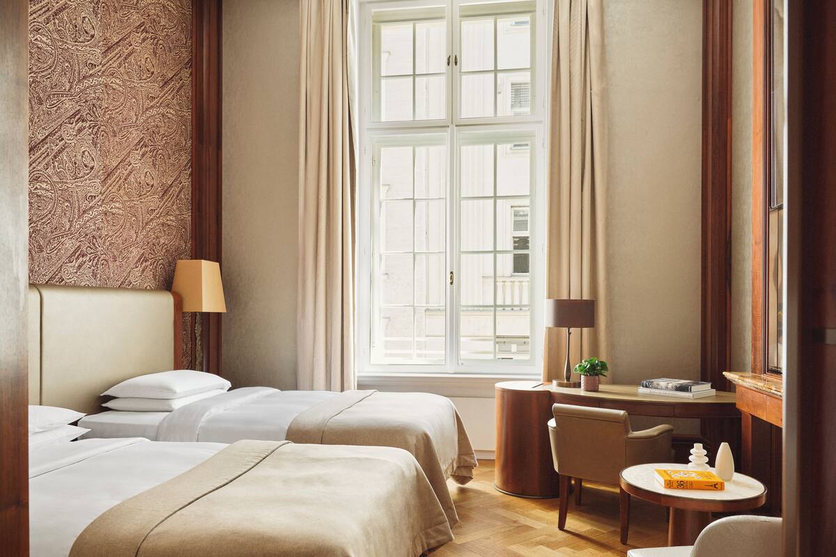 Kamer, 2 eenpersoonsbedden | Hypoallergeen beddengoed, een minibar, een kluis op de kamer, een bureau