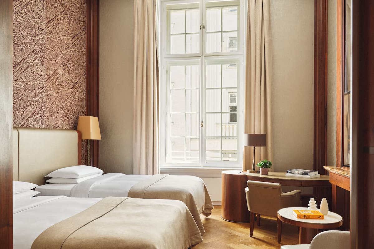 Rom, 2 enkeltsenger | Allergitestet sengetøy, minibar, safe på rommet og individuelt dekorert