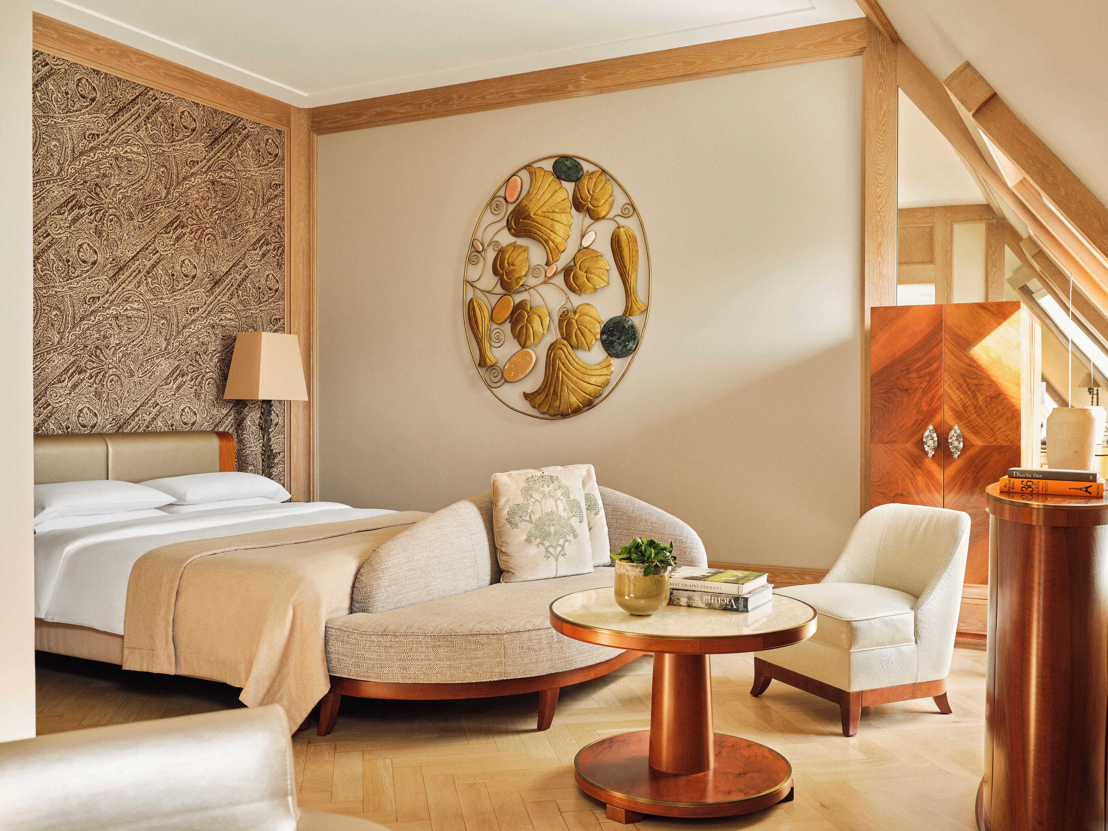 Rom – deluxe, 1 kingsize-seng | Allergitestet sengetøy, minibar, safe på rommet og individuelt dekorert