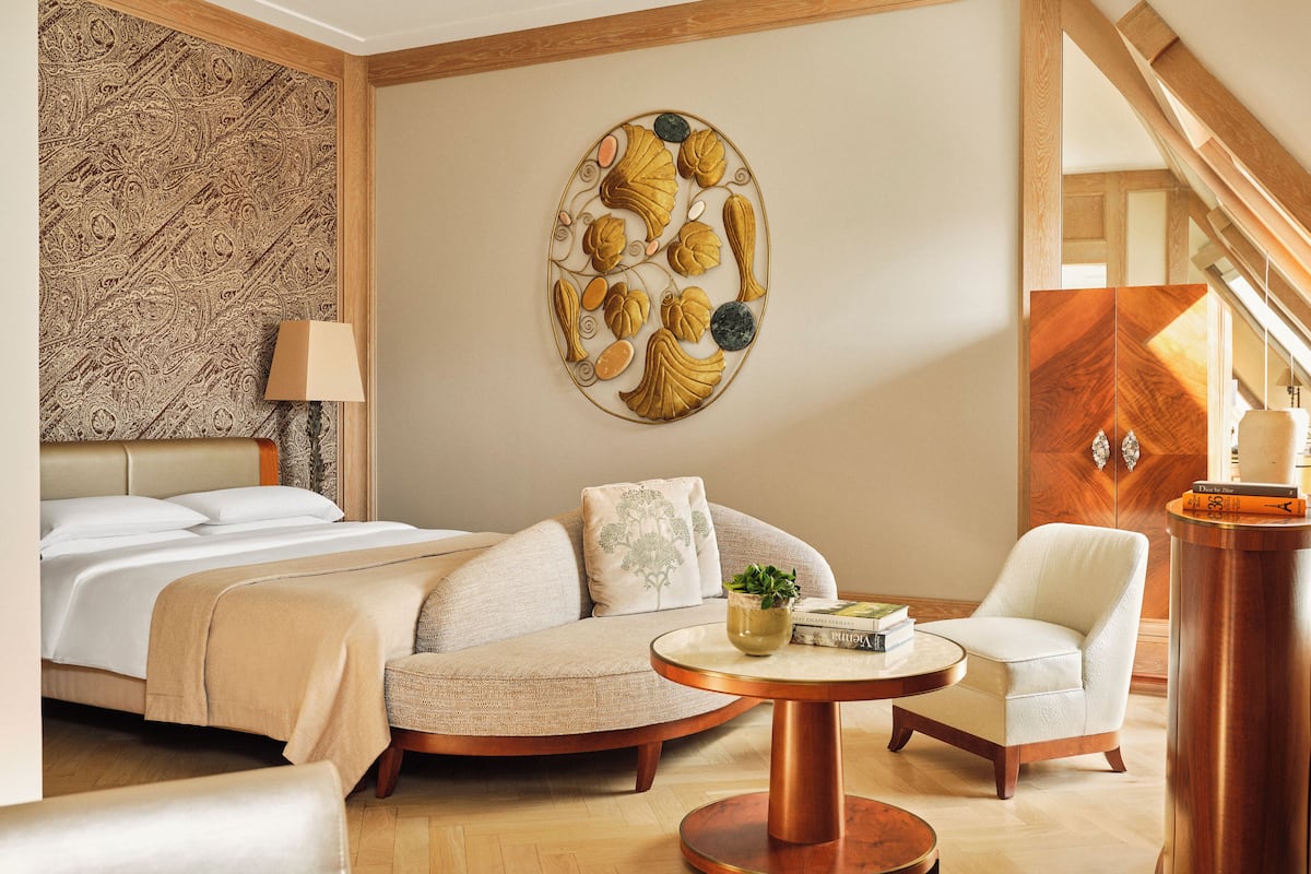 Rom – deluxe, 1 kingsize-seng | Allergitestet sengetøy, minibar, safe på rommet og individuelt dekorert