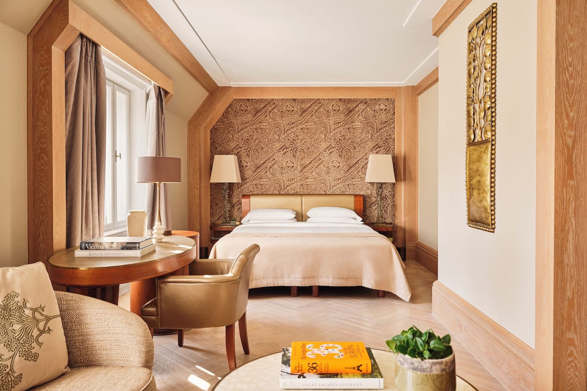 Rom – deluxe, 1 kingsize-seng, byutsikt | Allergitestet sengetøy, minibar, safe på rommet og individuelt dekorert