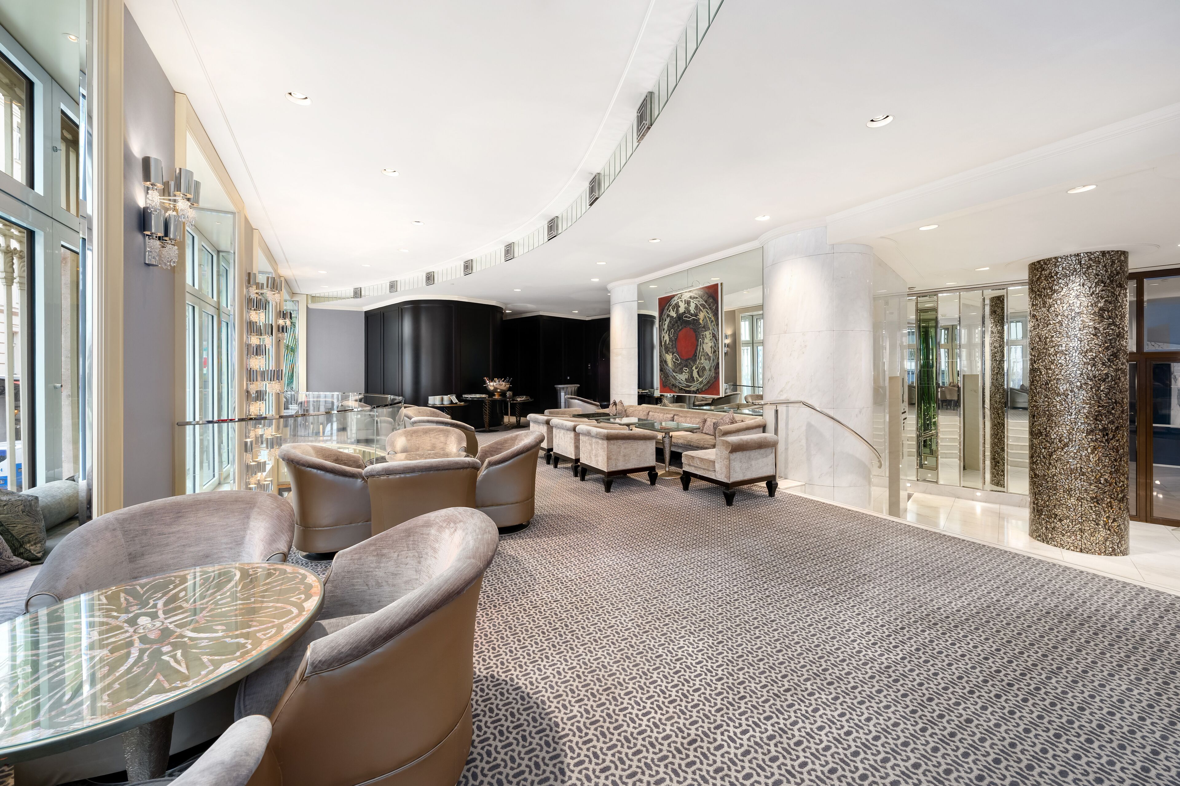 2 bars/lounges, cocktail bar