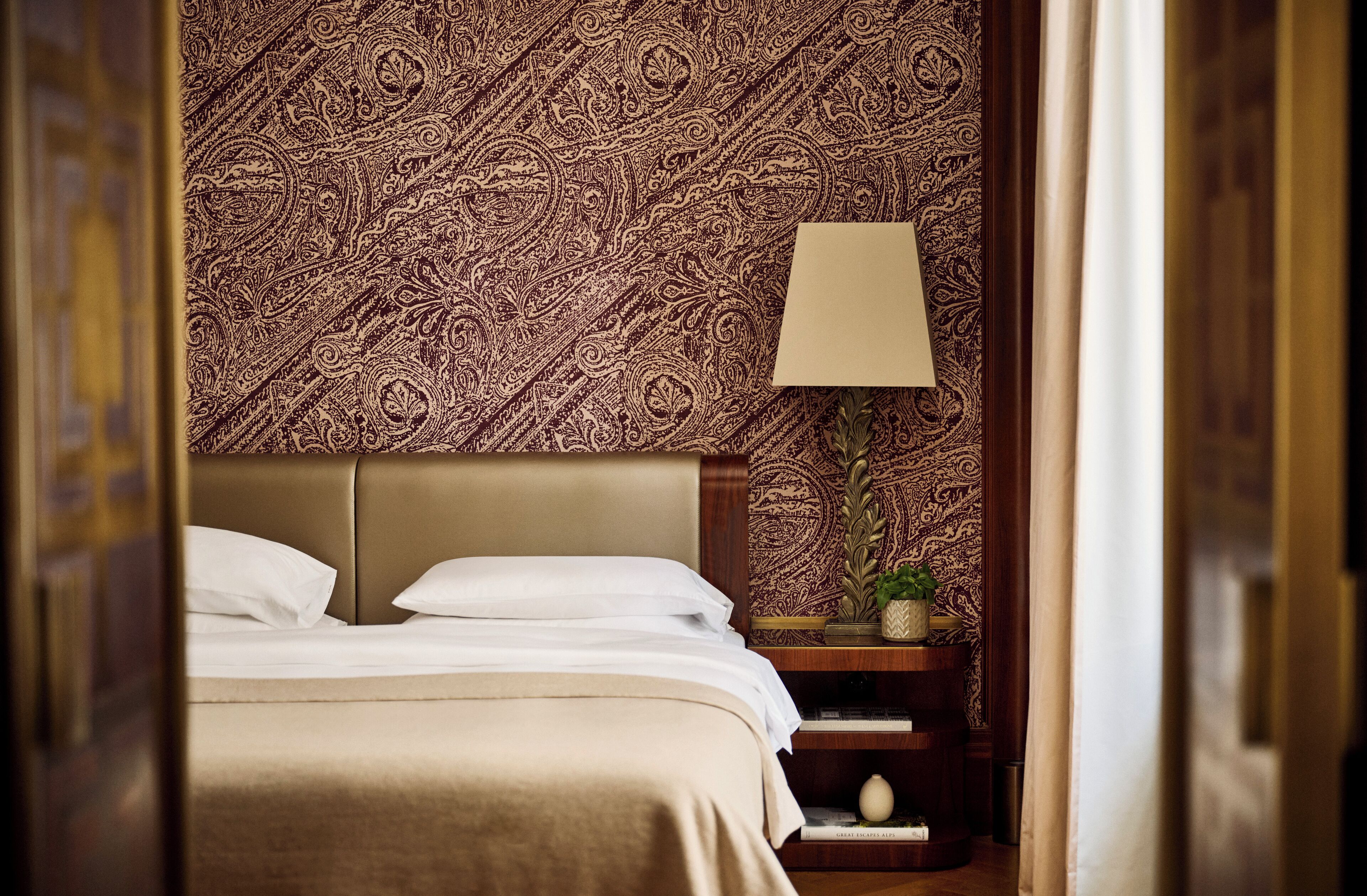 Suite (Diplomat) | Allergitestet sengetøy, minibar, safe på rommet og individuelt dekorert