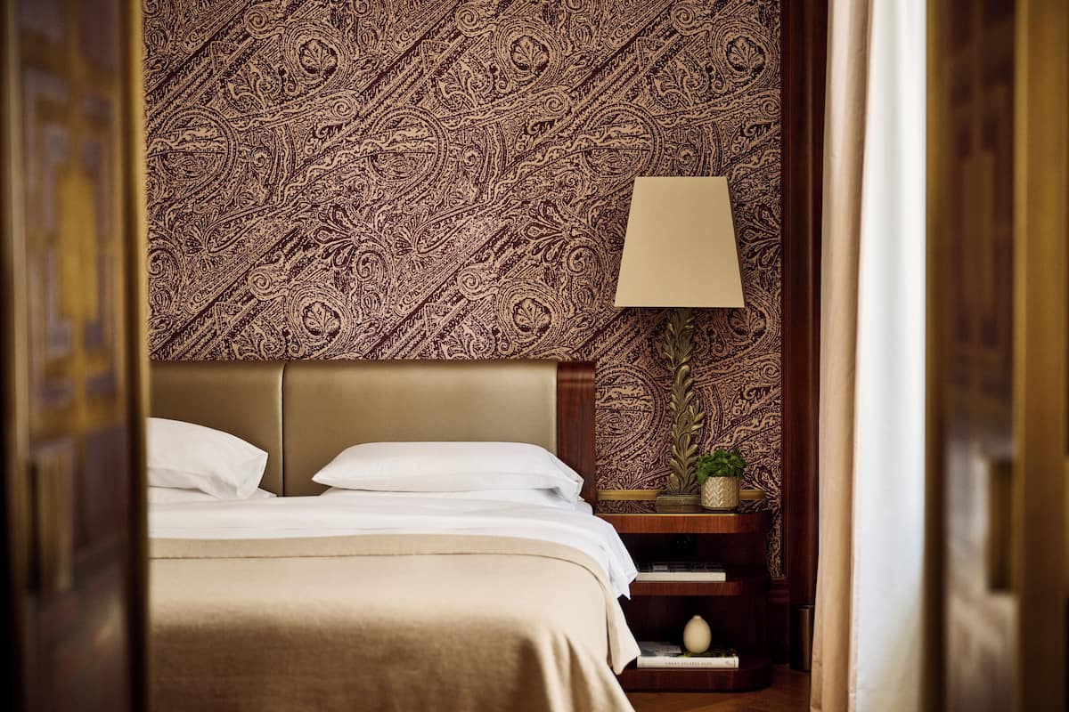Suite (Diplomat) | Hypoallergeen beddengoed, een minibar, een kluis op de kamer, een bureau