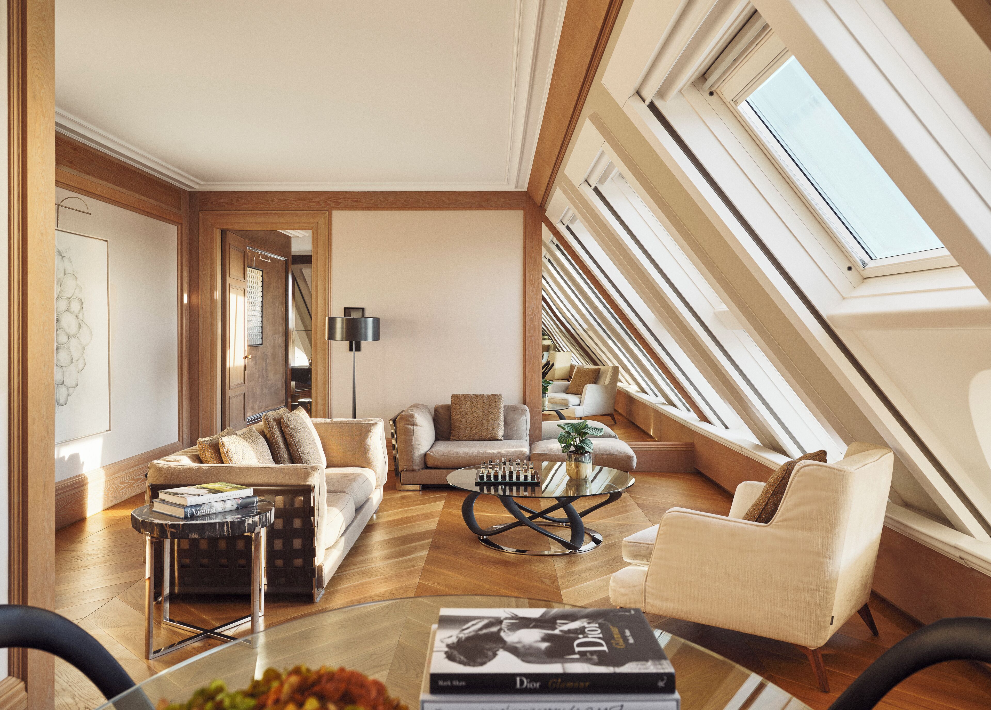 Un loft moderno con techo alto, vigas de madera y grandes tragaluces.
