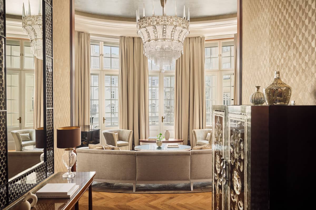 Presidentiële suite | Hypoallergeen beddengoed, een minibar, een kluis op de kamer, een bureau