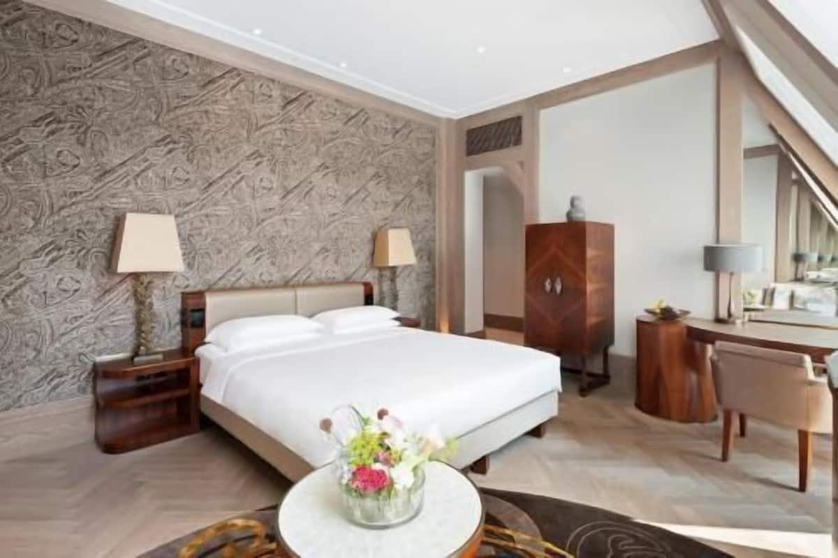 Hypo-allergenic bedding, minibar, in-room safe, individually decorated