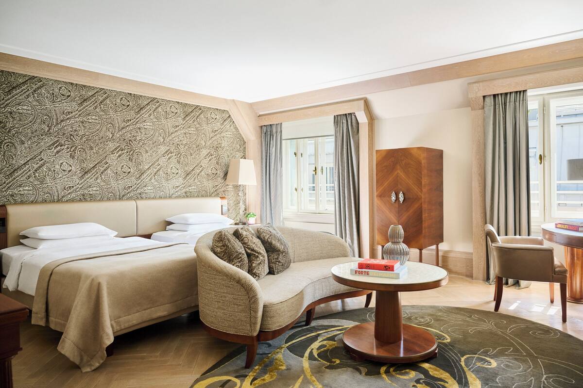 Deluxe kamer, 2 eenpersoonsbedden | Hypoallergeen beddengoed, een minibar, een kluis op de kamer, een bureau