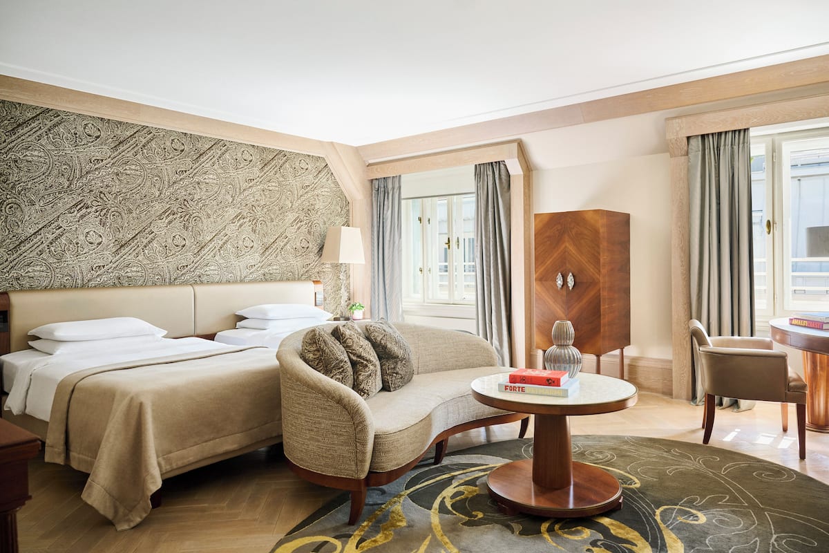 Rom – deluxe, 2 enkeltsenger | Allergitestet sengetøy, minibar, safe på rommet og individuelt dekorert