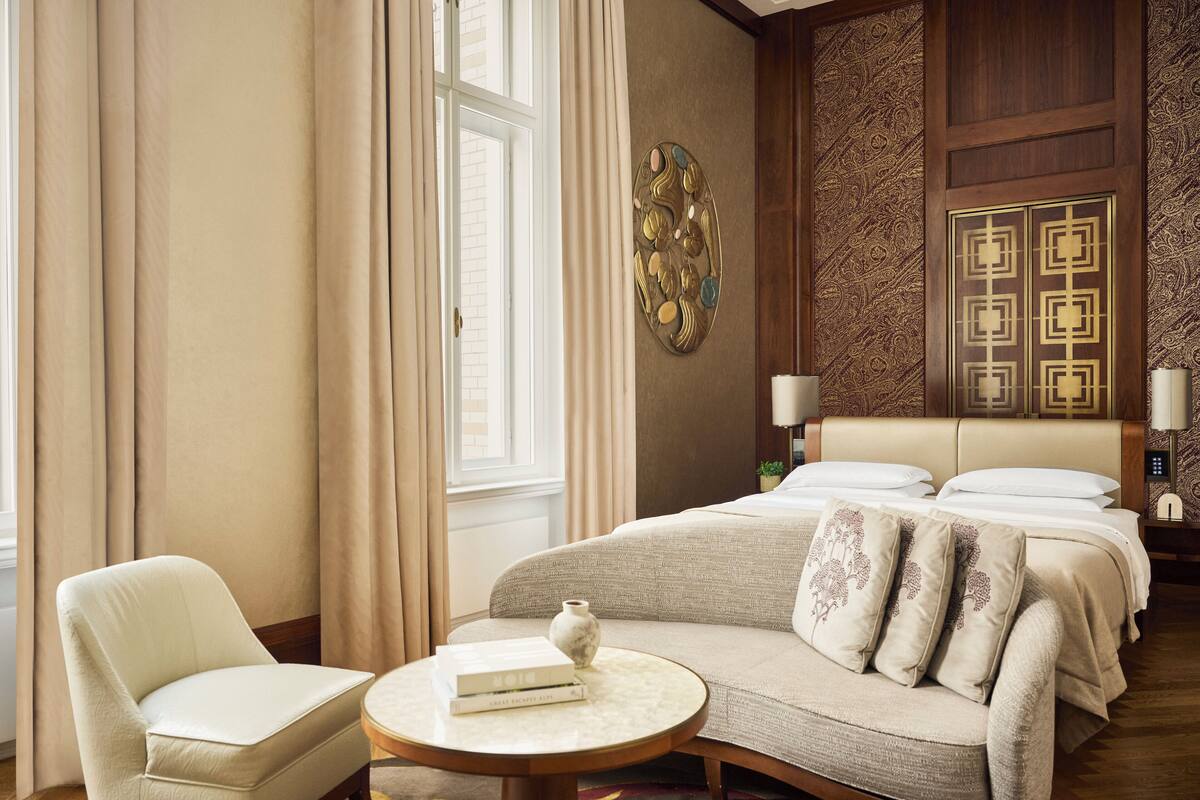 Premium kamer, 1 kingsize bed | Hypoallergeen beddengoed, een minibar, een kluis op de kamer, een bureau