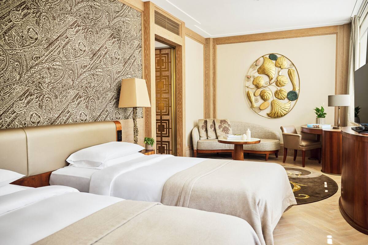 Deluxe kamer, 2 eenpersoonsbedden, uitzicht op de stad | Hypoallergeen beddengoed, een minibar, een kluis op de kamer, een bureau