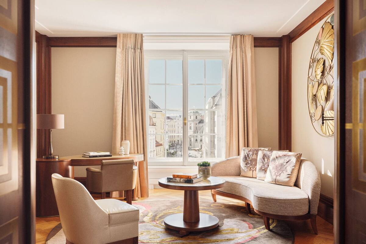 Suite | Hypoallergeen beddengoed, een minibar, een kluis op de kamer, een bureau