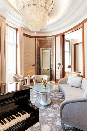 Presidential Suite | Hypo-allergenic bedding, minibar, in-room safe, individually decorated