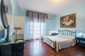 Vierpersoonskamer | Een minibar, een kluis op de kamer, een bureau, geluiddichte muren