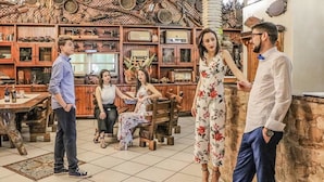 Quarto com decoração rústica, com móveis de madeira e rádios antigos.