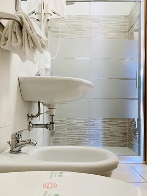 Shower, free toiletries, towels - Tanit Hotel Ristorante Museo (Carbonia)