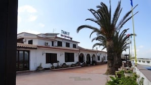 Um edifício branco com uma placa indicando 