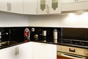 Full-sized fridge, microwave, stovetop, dishwasher - Residence Apartments by Hotel du Commerce (Basel)