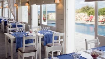 Petit déjeuner, déjeuner et dßner servis sur place, vue sur la mer