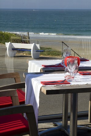 Frokost, lunsj og middag serveres, regionale retter, utsikt mot havet