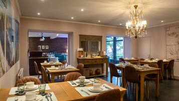 Café da manhã com buffet todos os dias (EUR 16 por pessoa)