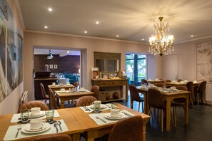 Se ofrece un desayuno bufé (16 EUR por persona)