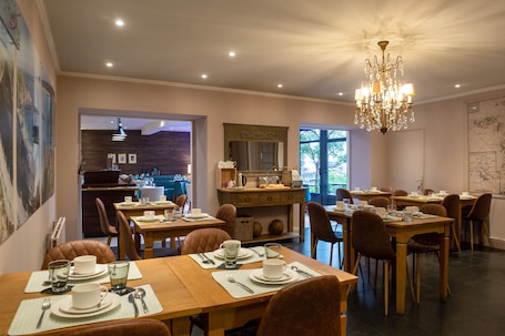Desayuno buffet todos los días (con cargo). Hôtel Traiteur les Ormes, The Originals Relais