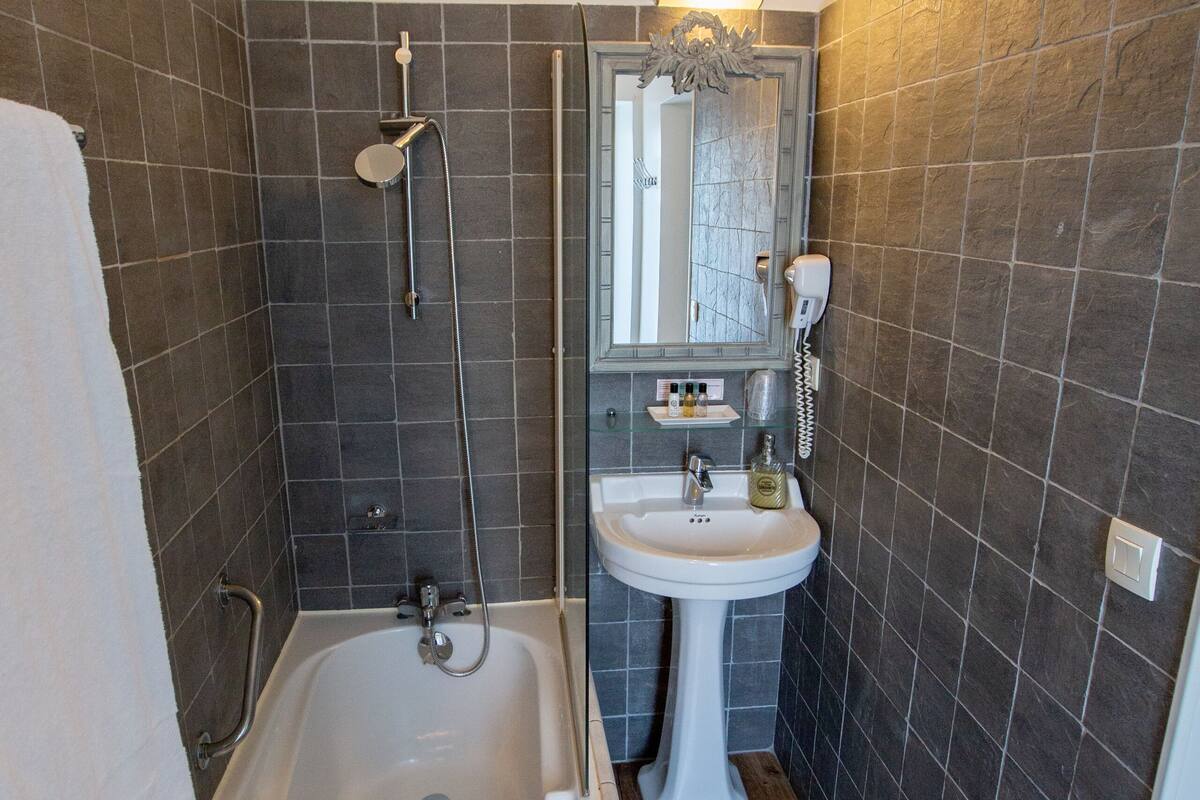 double room, garden view | bathroom | rainfall showerhead, hair dryer, towels