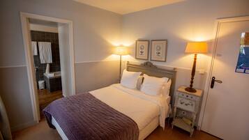 Quarto casal, vista para o jardim | Cofres nos quartos, escrivaninha, ferros/tábuas de passar roupa