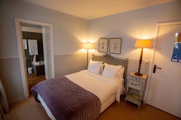 Habitación doble, vistas al jardín | Caja fuerte, escritorio, tabla de planchar con plancha y wifi gratis