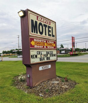 Exterior - Davis Motel (North Lima)