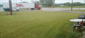 BBQ/picnic area - Davis Motel (North Lima)