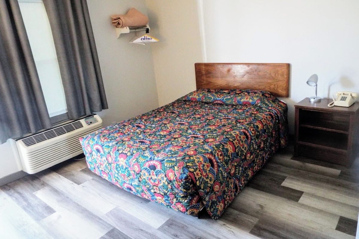Classic Room, 1 Queen Bed, Non Smoking