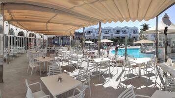 S'hi serveixen esmorzars, dinars, sopars i plats de cuina internacional