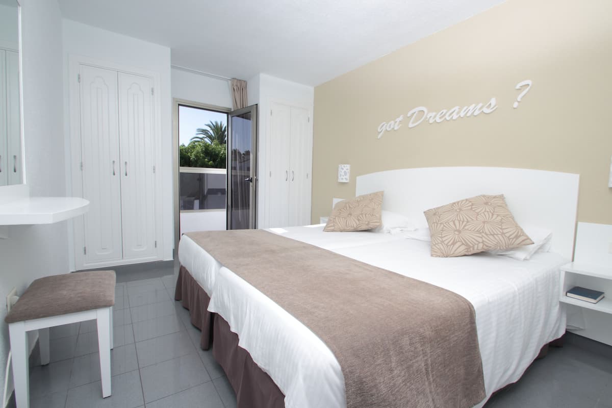 In-room safe, free WiFi, bed sheets