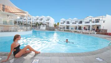 Piscina a l'aire lliure i para-sols
