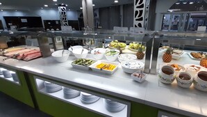 A buffet with various food items and bowls. - Apartments Turbo Club (San Bartolomé de Tirajana)