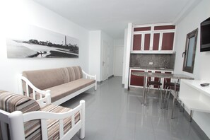 Großer Kühlschrank, Herdplatte, Kochgeschirr/Geschirr/Besteck