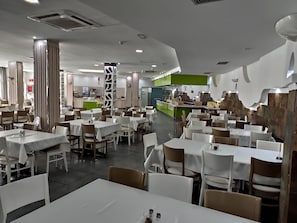 供應早餐、午餐和晚餐,國際料理